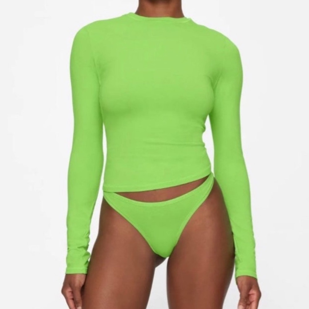🆕SKIMS XS NEON GREEN COTTON JERSEY LONG-SLEEVE TSHIRT SIZE XS NWT IN PACKAGING - Picture 3 of 3